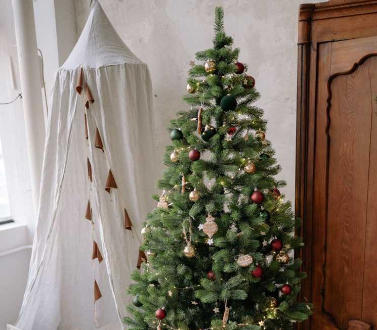 The Most Realistic Christmas Tree for a Romantic Holiday Season